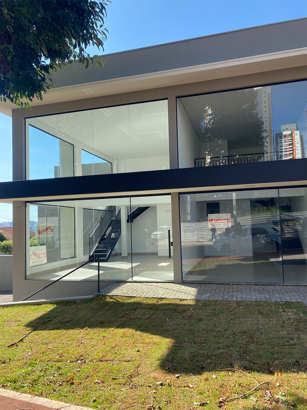 Instalação de janela de vidro temperado em residência de Londrina.