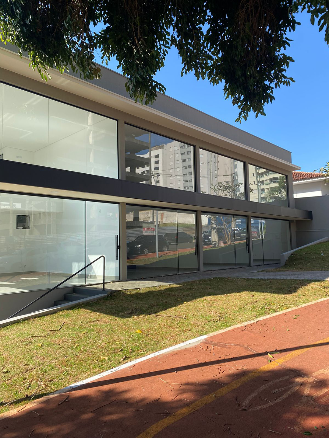 Instalação de janela de vidro temperado em residência de Londrina.