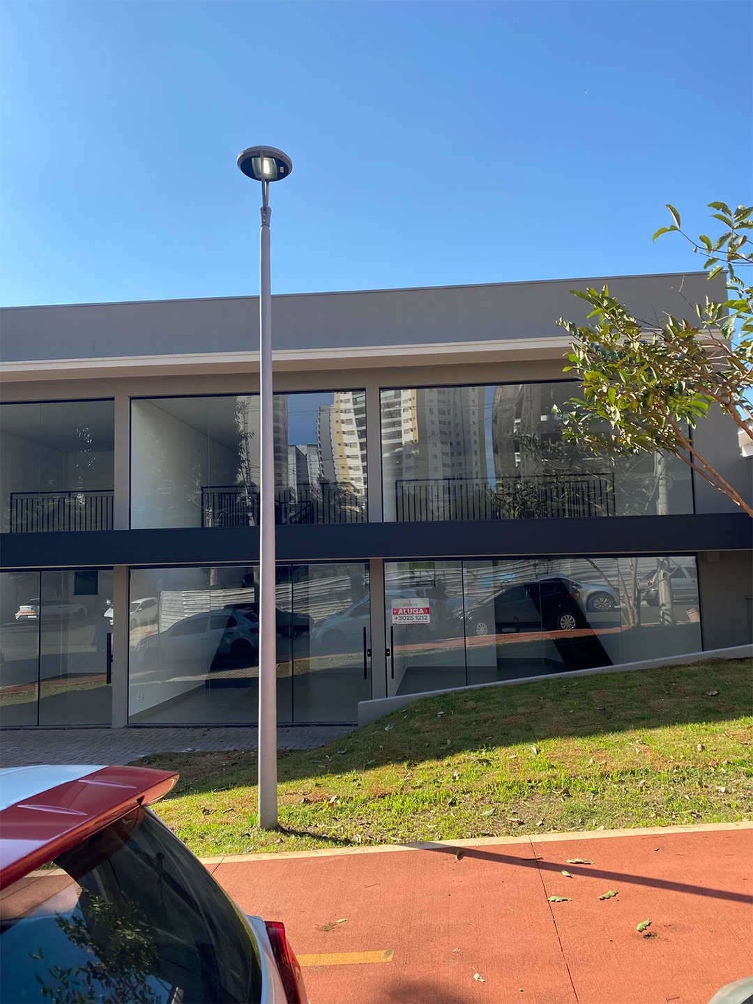 Instalação de janela de vidro temperado em residência de Londrina.